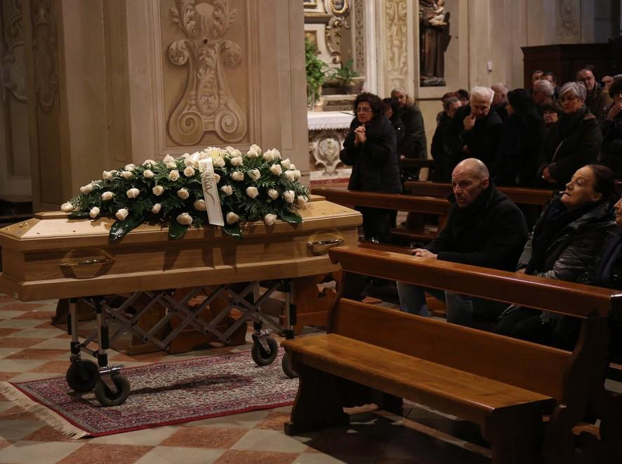 Commozione per l’ultimo saluto al casellante morto per malore