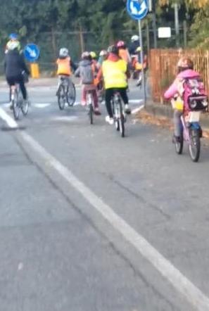 Bambini a scuola a piedi o in bicicletta