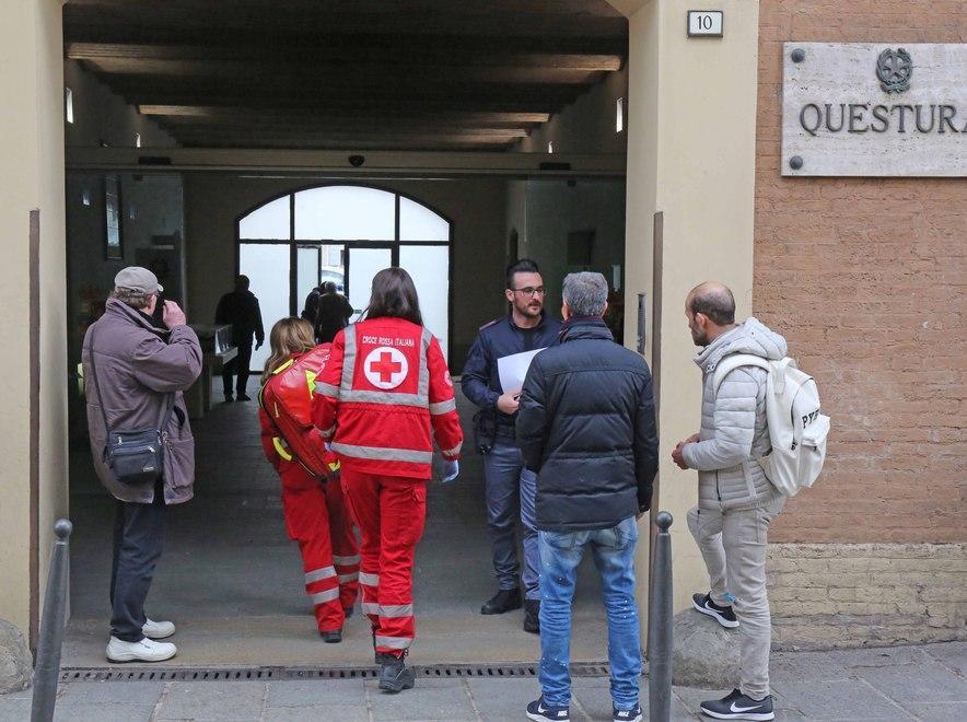 Dà in escandescenze in questura 