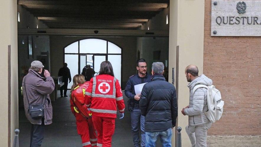 Dà in escandescenze in questura