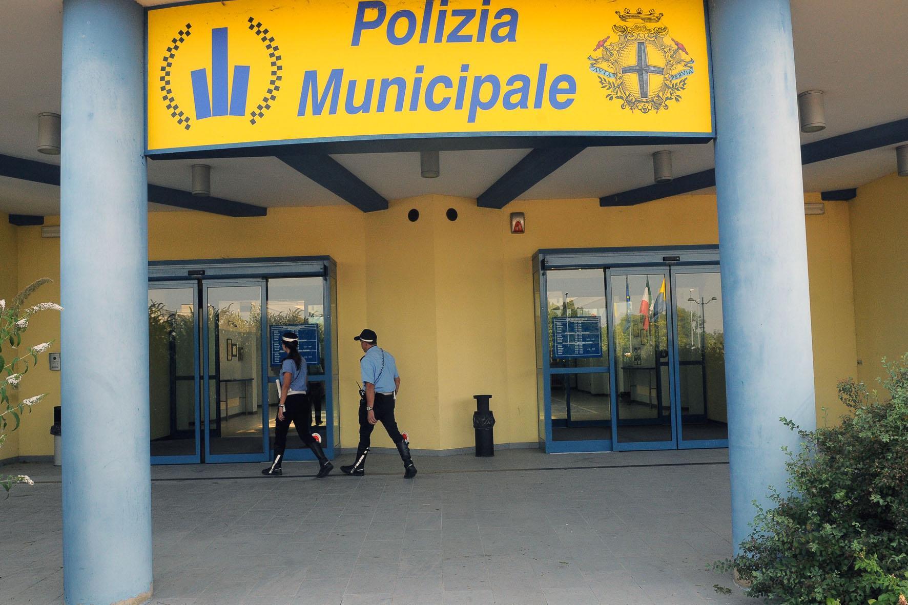 Modena perde 1950 euro nel parcheggio della municipale, trovati e restituiti