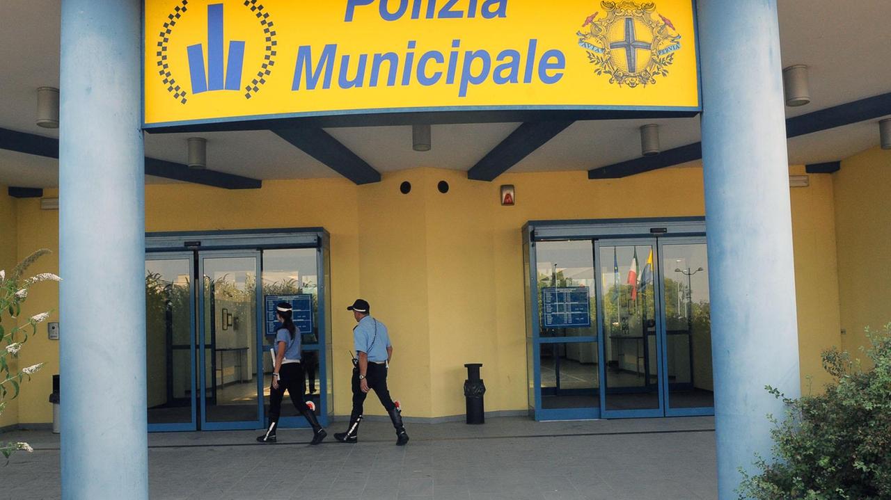 Modena perde 1950 euro nel parcheggio della municipale, trovati e restituiti