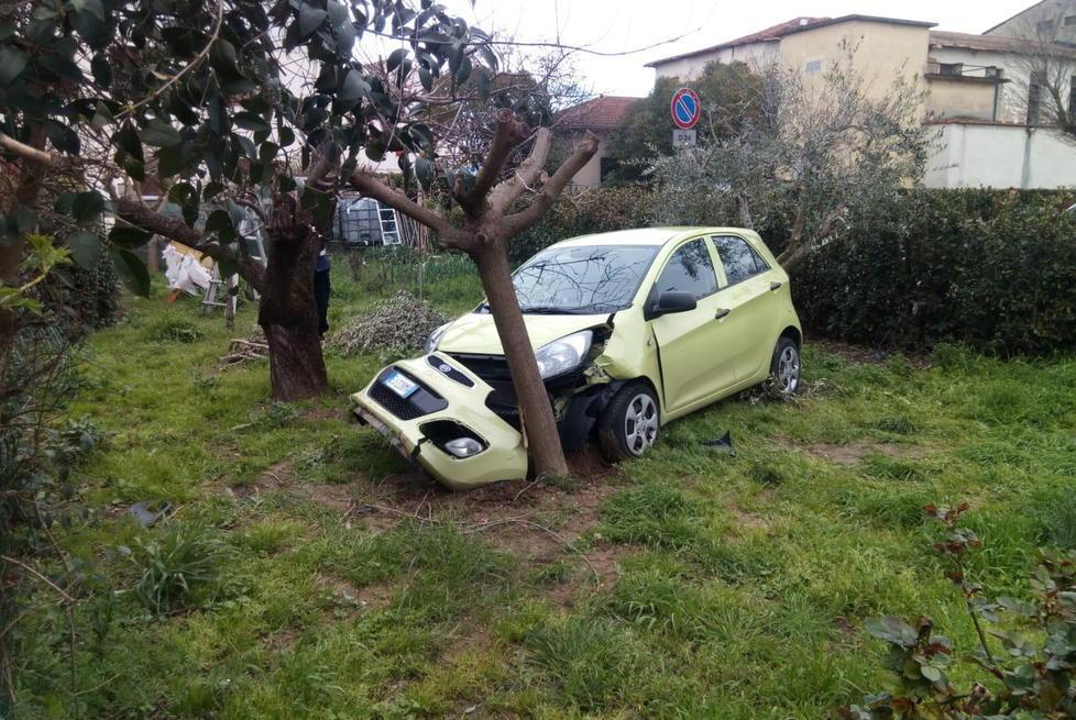 Vettura finisce nel giardino di una casa