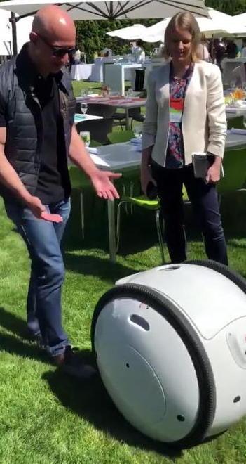 Il patron di Amazon gioca con il robot della Piaggio 