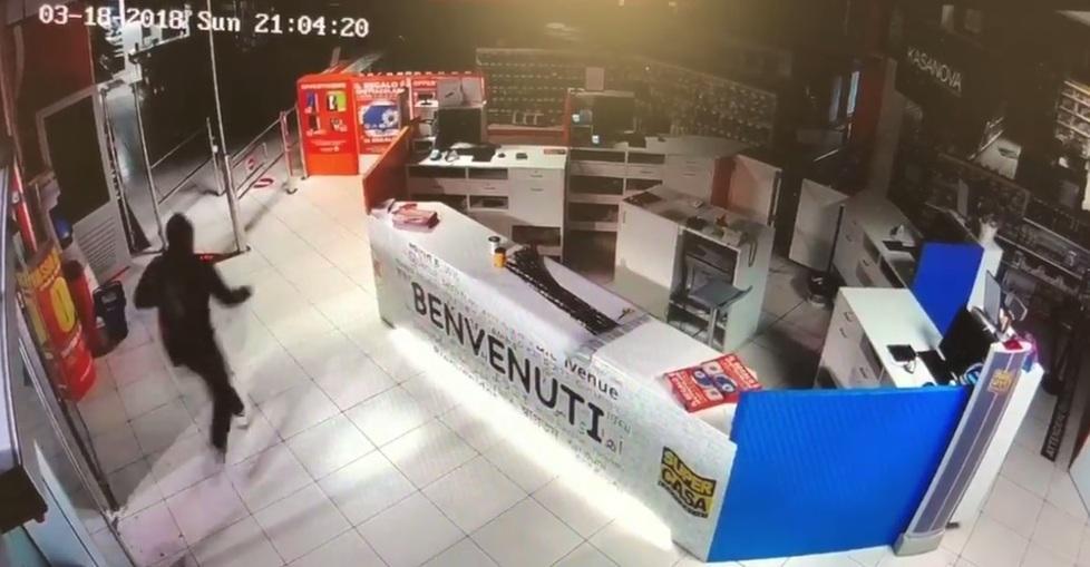 Tutte le mosse dei ladri filmate dalle telecamere 