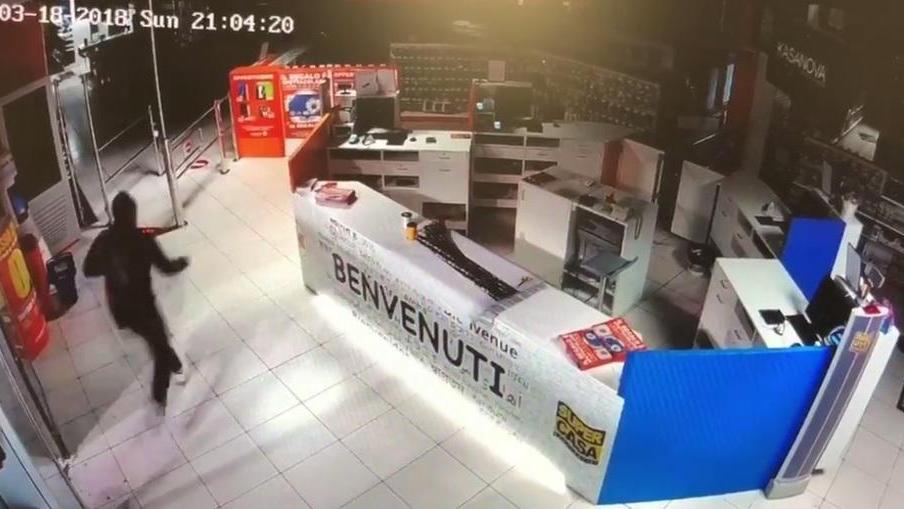 Tutte le mosse dei ladri filmate dalle telecamere