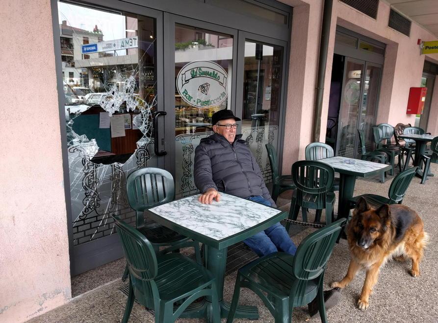 Sfondano la vetrina del bar e rubano 20 euro 