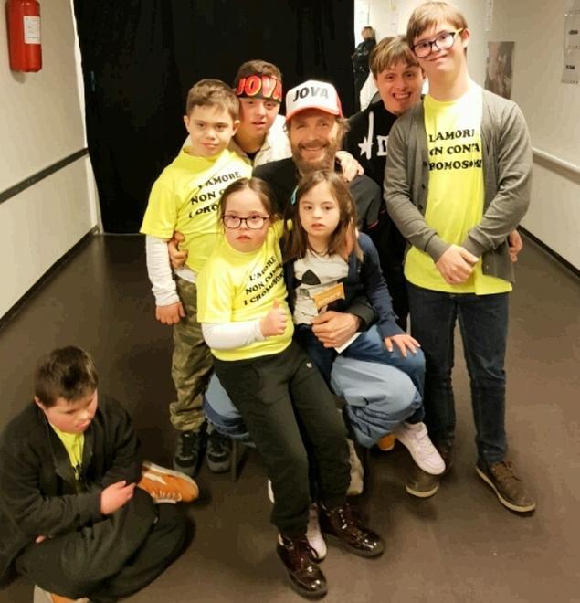I bimbi dell’associazione con il loro amico Jovanotti