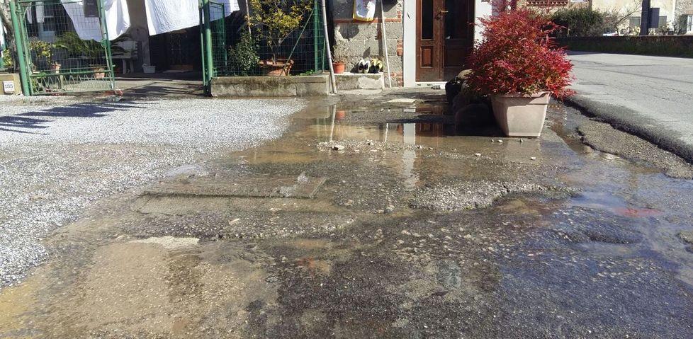 Fognature in tilt, liquami davanti a casa Protesta a Lammari 