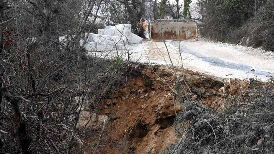 Cava sotto alla strada, permessi al setaccio