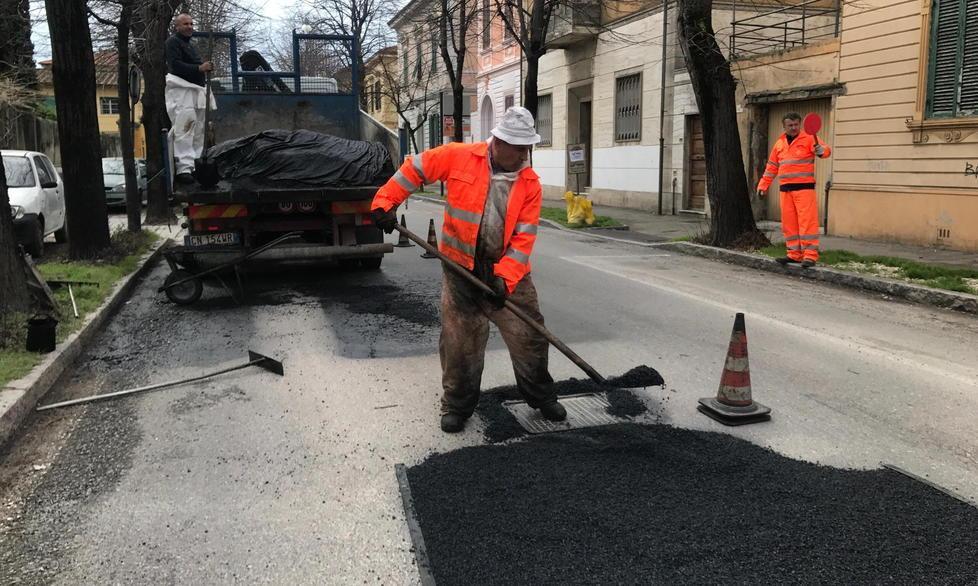 Si tappano le buche sull’asfalto