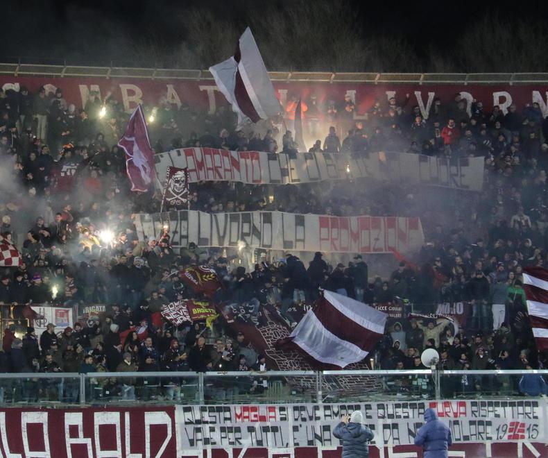 Cori, luci e striscioni E alla fine la squadra salta con i tifosi 