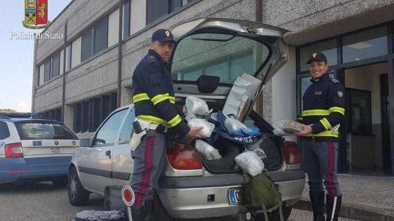 Gli agenti della stradale con l'auto con la droga sequestrata