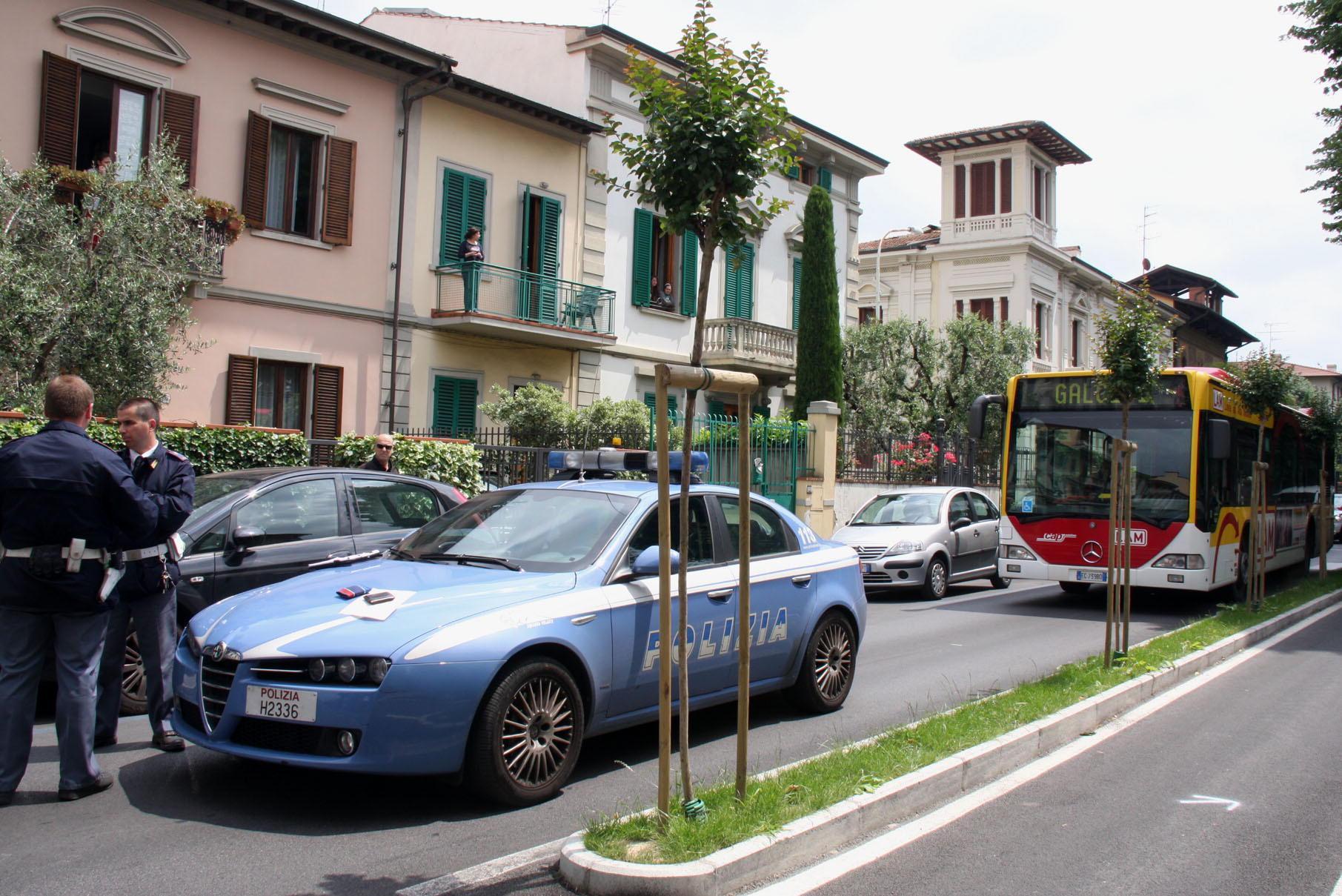 Una volante della polizia in via Matteotti (foto d'archivio)