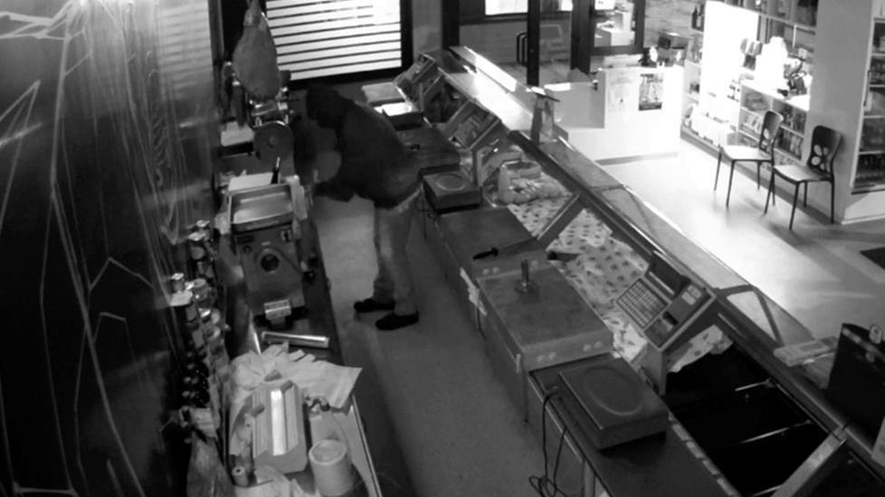 Sfonda il vetro all’ingresso: in 2 minuti ruba 400 euro - Video
