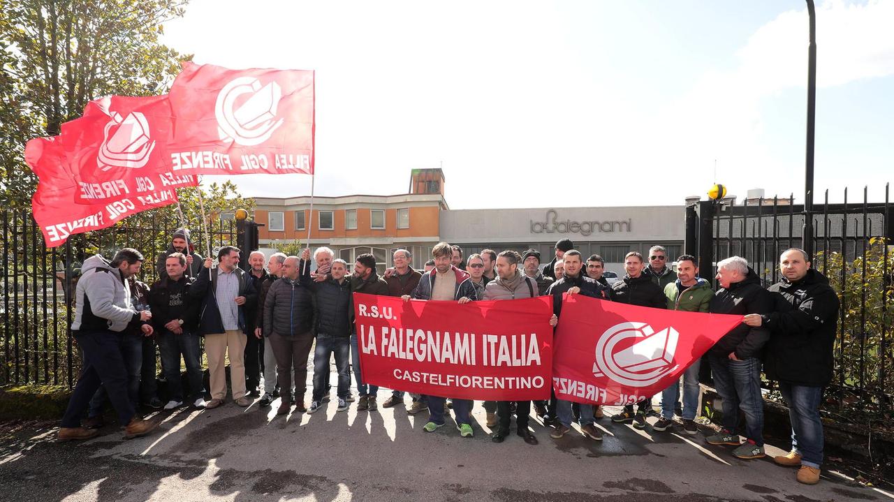 Un presidio dei lavoratori davanti al La Falegnami di pochi giorni fa (foto Sestini)