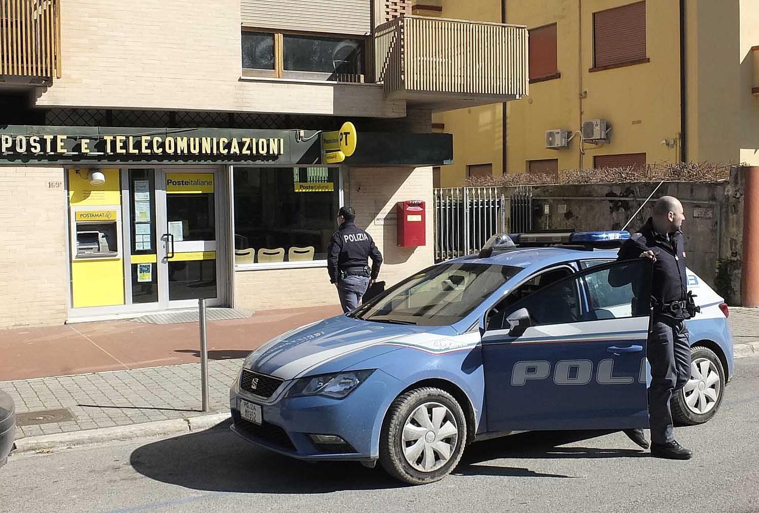 L'ufficio postale in cui è avvenuta la rapina a Tirrenia (foto Muzzi)