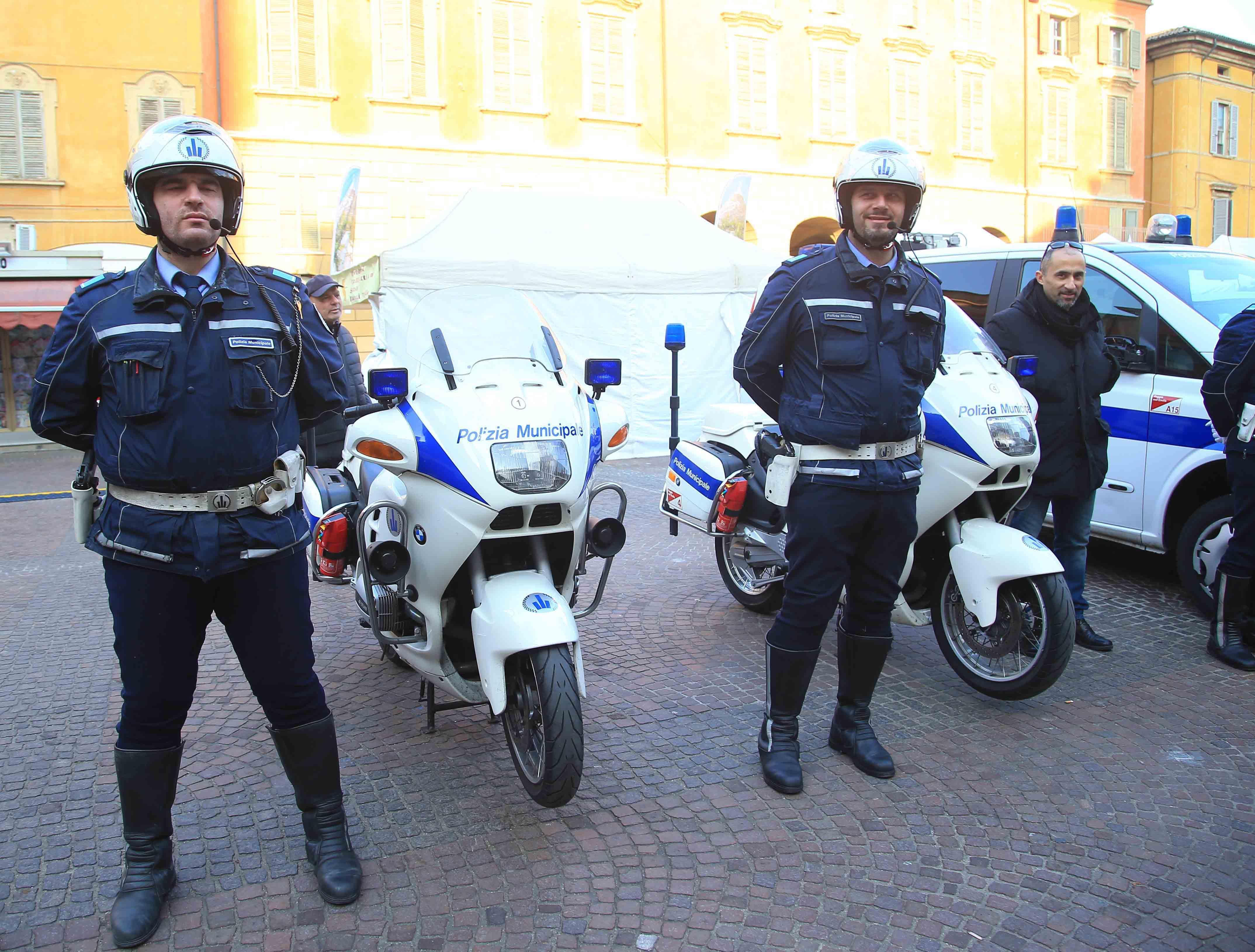 Perde per strada 1.950 euro, l'agente li trova  e glieli restituisce