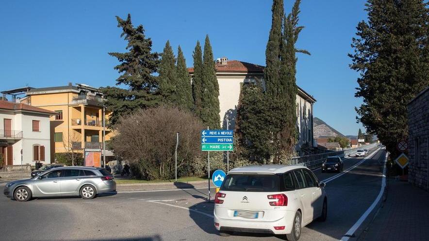 Riaperta la corsia del cavalcavia verso il casello dell’A11 (Foto Nucci)