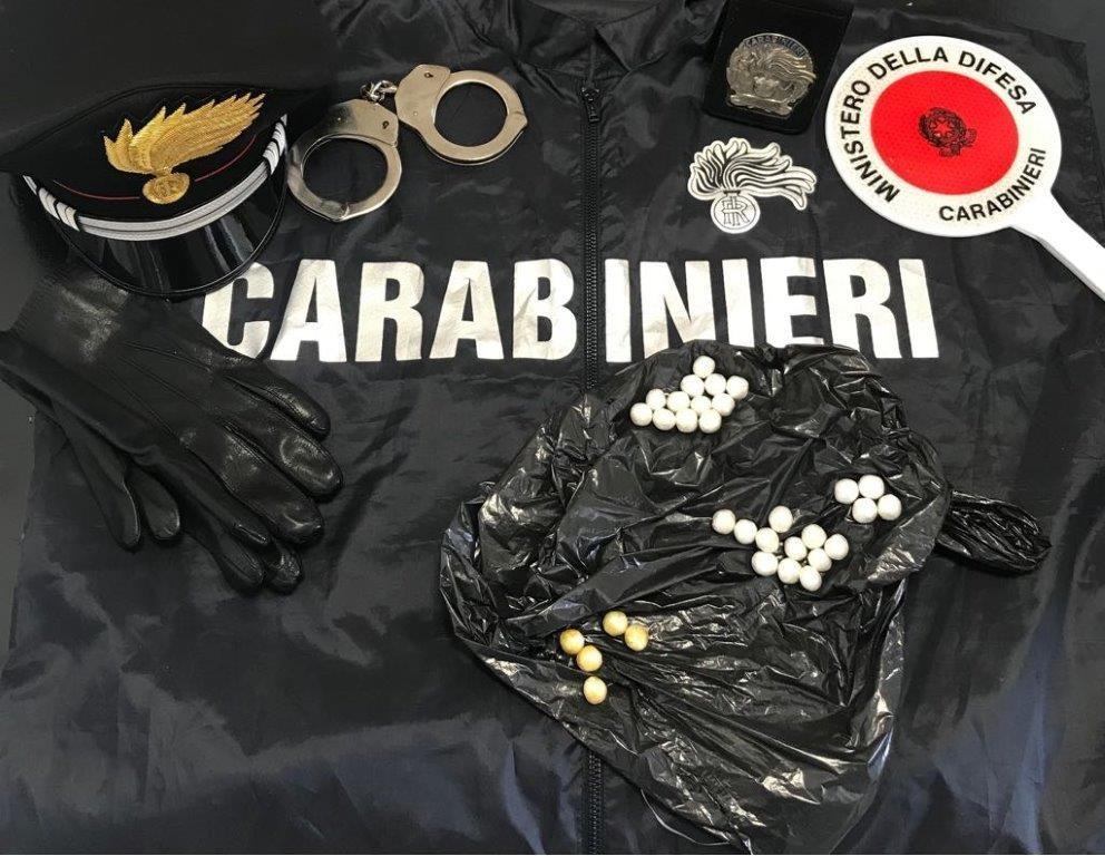 Gli ovuli di eroina sequestrati dai carabinieri