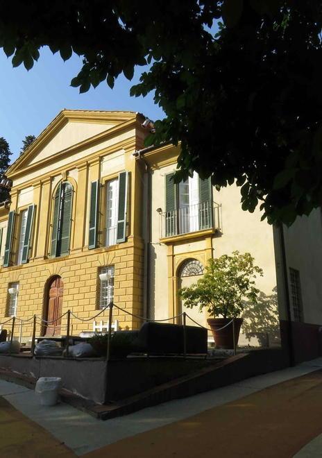 Crolla un cornicione Attimi di paura in via del Serraglio 