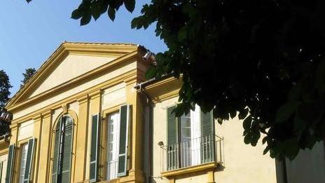 Crolla un cornicione Attimi di paura in via del Serraglio