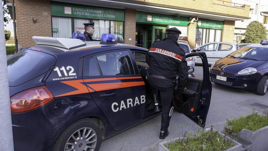 Banditi costretti a fuggire a mani vuote