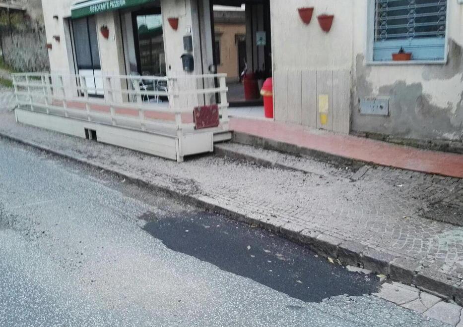 «Gomma scoppia sulla strada colabrodo. Solo una buca rattoppata»