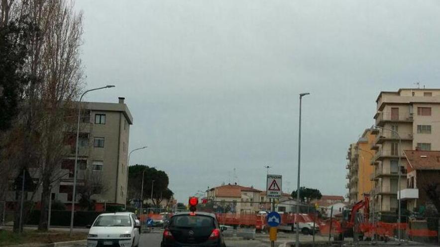 Una rotatoria per smistare i bus