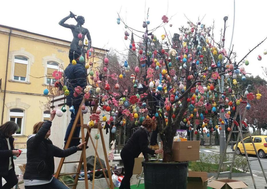 Uova dipinte a mano contro la violenza per l’albero di Pasqua 