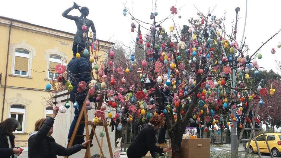 Uova dipinte a mano contro la violenza per l’albero di Pasqua