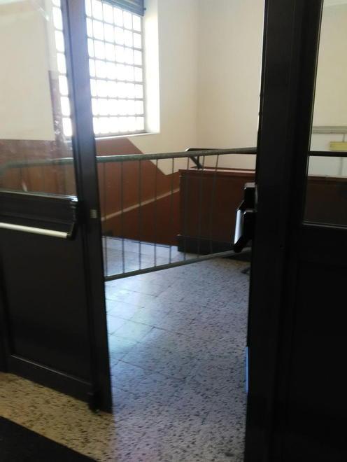 Chiuso il passaggio nella scuola 