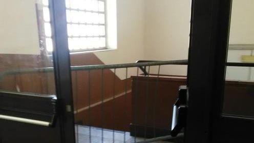 Chiuso il passaggio nella scuola