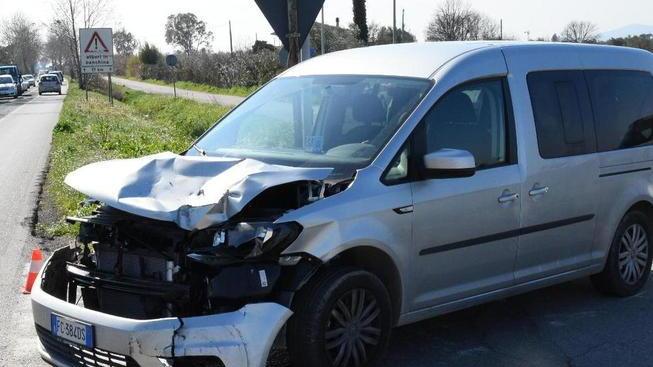 Si schianta con la moto contro un’auto all’incrocio