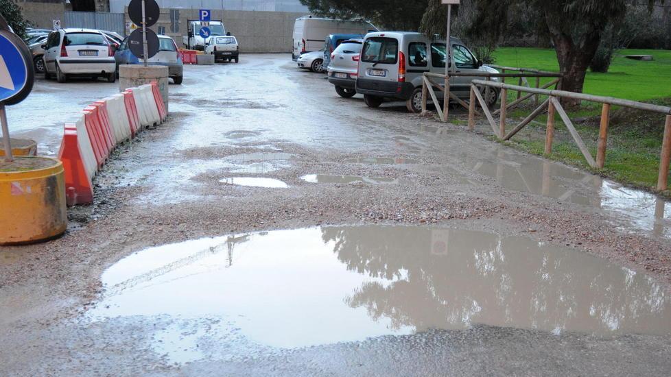 Buche e fango nel piazzale del teatro Non ci sono i soldi per il parcheggio