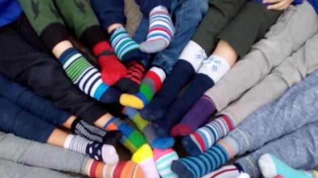 Calzini spaiati in nome della diversità