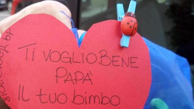 Perde il regalino per il papà, lo ritrova su Fb