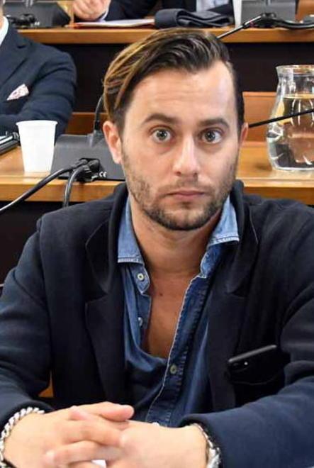 Mercato sospeso per vento: «Bastava chiudere le tende» 