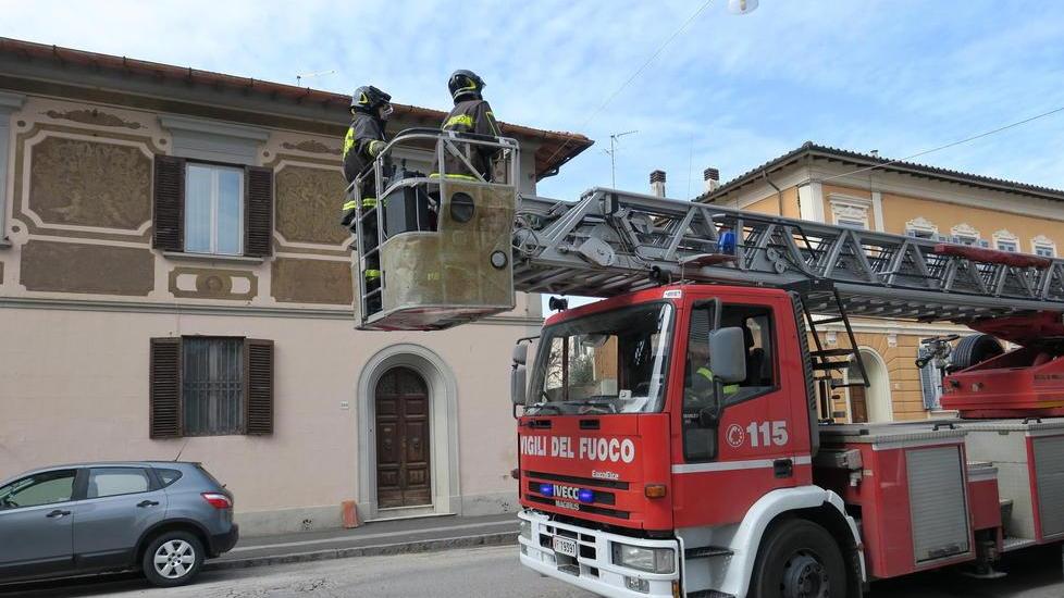 Cade un cornicione in viale Marconi