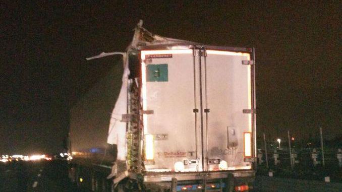 Autostrada: scontro tra due Tir camionista ferito
