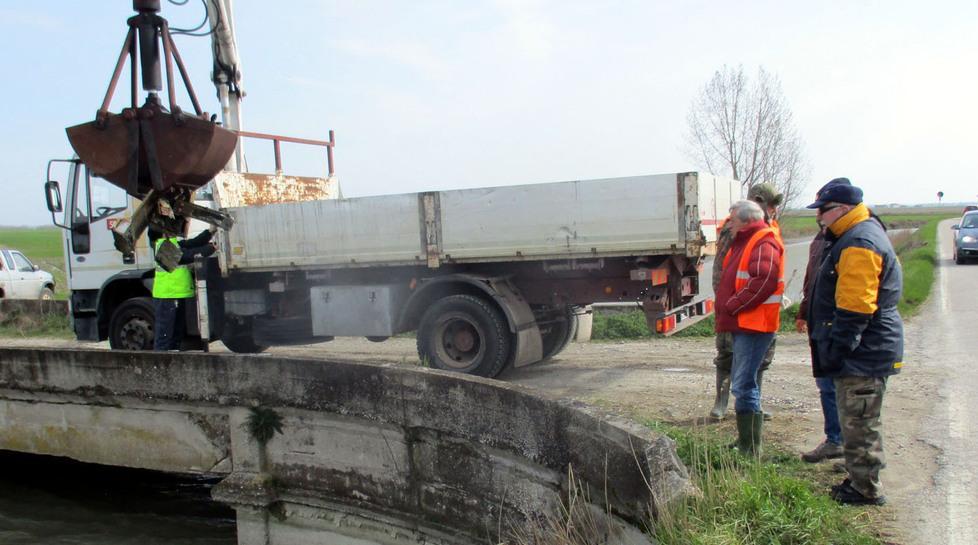 Menate, i volontari hanno ripulito il canale dai rifiuti