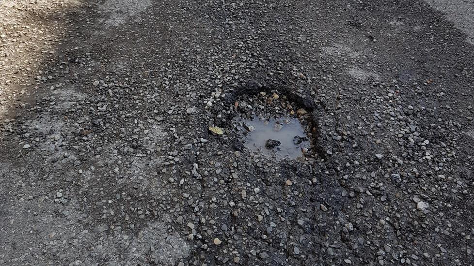Strade colabrodo anche in provincia