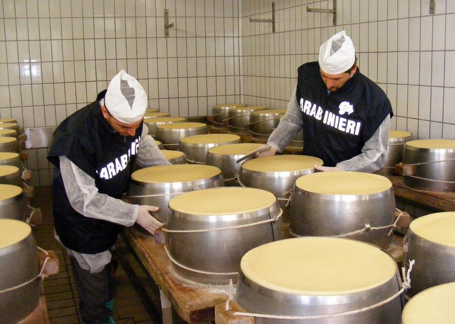 Parmigiano, veleni dopo il maxi sequestro 