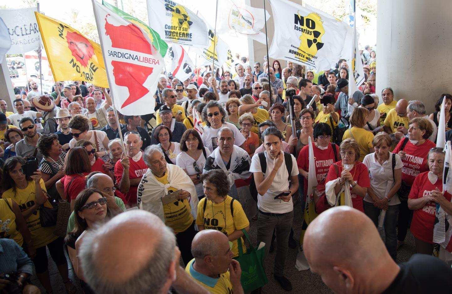 Una manifestazione dei comitati Nonucle contro l'ipotesi di collocare in Sardegna il deposito nazionale delle scorie
