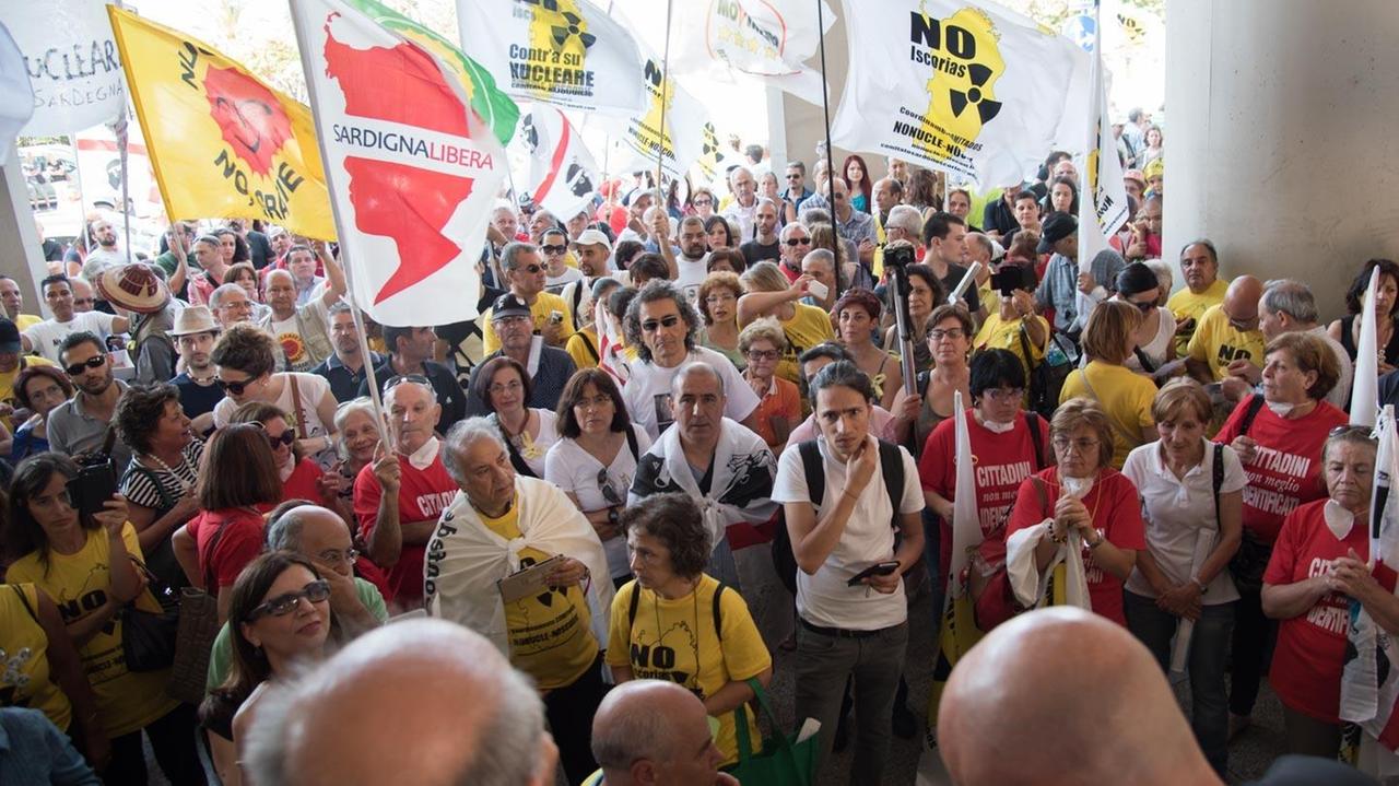 Una manifestazione dei comitati Nonucle contro l'ipotesi di collocare in Sardegna il deposito nazionale delle scorie