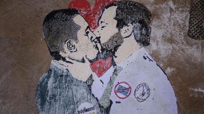 A Roma murales con il bacio tra Salvini-di Maio 