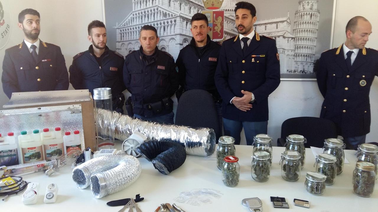 Il materiale sequestrato dalla Polizia