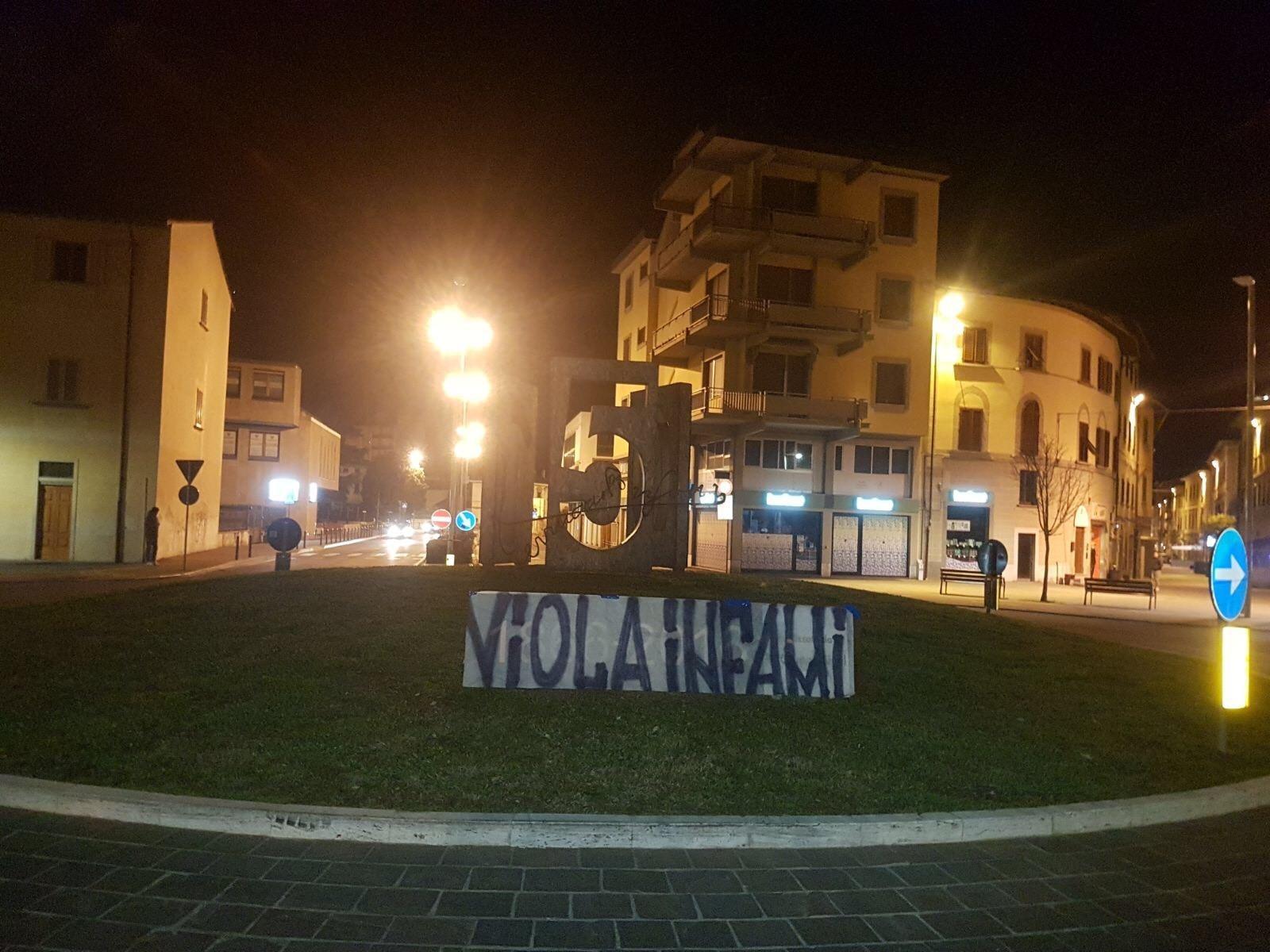 Lo striscione in piazza Guido Guerra 