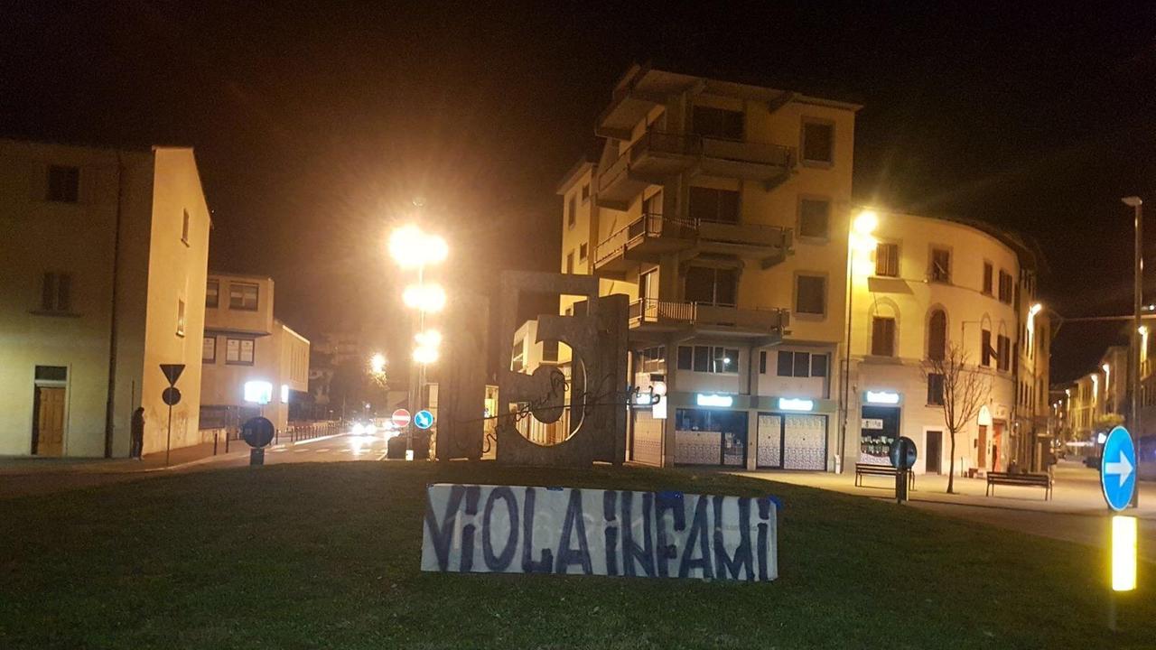 Lo striscione in piazza Guido Guerra