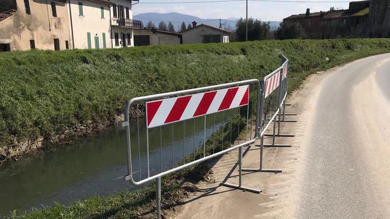 Un tratto di argine a rischio in via Lungobrana